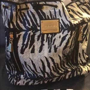 Gwen Stefani bucket purse